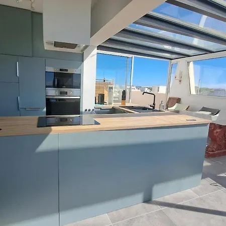 2-bedroom Sea-view Marina דירה *